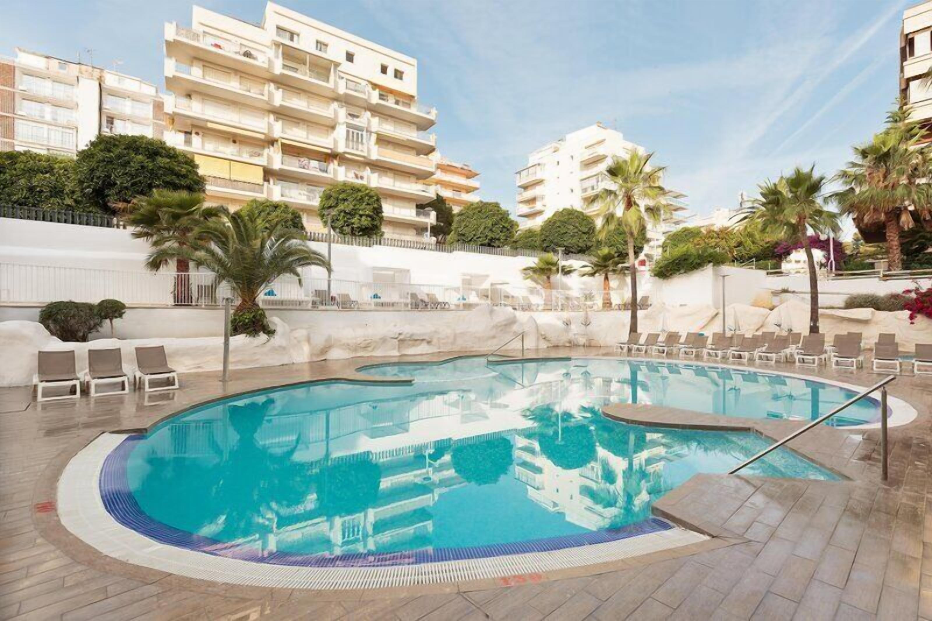 Outdoor pool, pool umbrellas, sun loungers