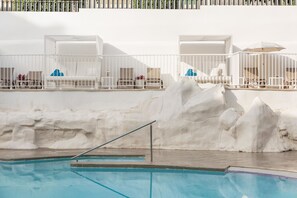 Piscina externa, guarda-sóis, espreguiçadeiras