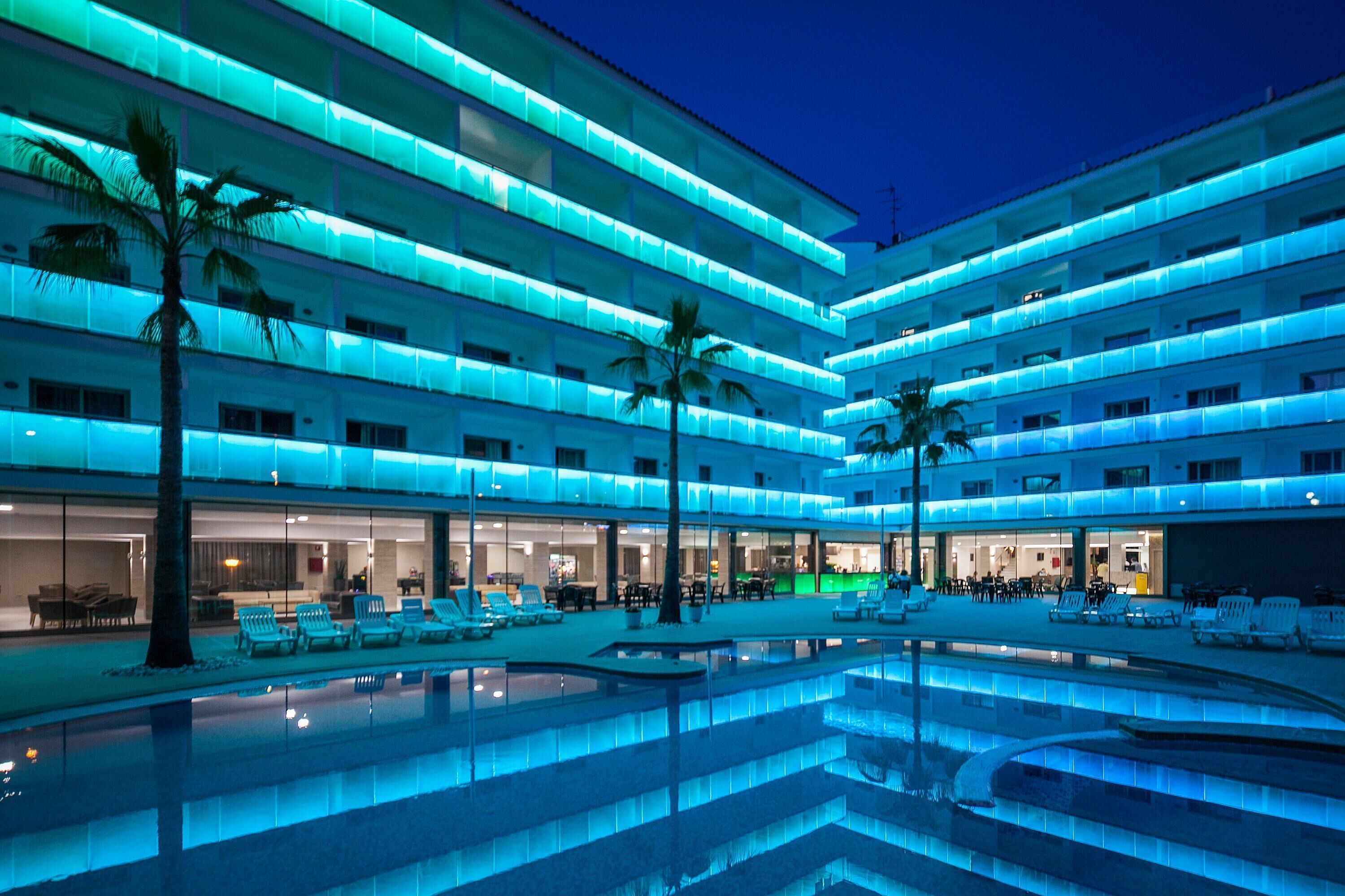 Piscine extérieure, parasols de plage, chaises longues