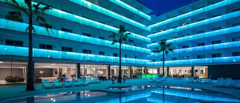 Outdoor pool, pool umbrellas, sun loungers