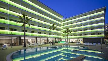 Outdoor pool, pool umbrellas, sun loungers