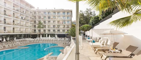 Utomhuspool, parasoller och solstolar