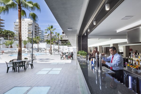 Bar en bord de piscine