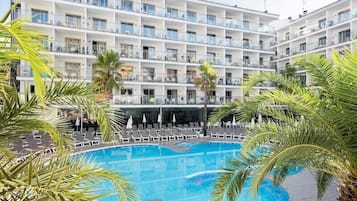 Piscine extérieure, parasols de plage, chaises longues
