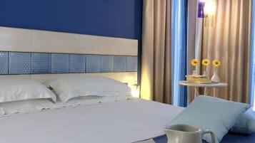 Doppelzimmer, Balkon, Meerblick | Minibar, Zimmersafe, individuell dekoriert, individuell eingerichtet