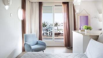 Doppia Superior, terrazzo, fronte mare | Minibar, una cassaforte in camera, con stile personalizzato