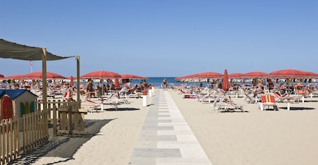 Sulla spiaggia, cabine (a pagamento), lettini da mare, ombrelloni. Hotel LaMorosa