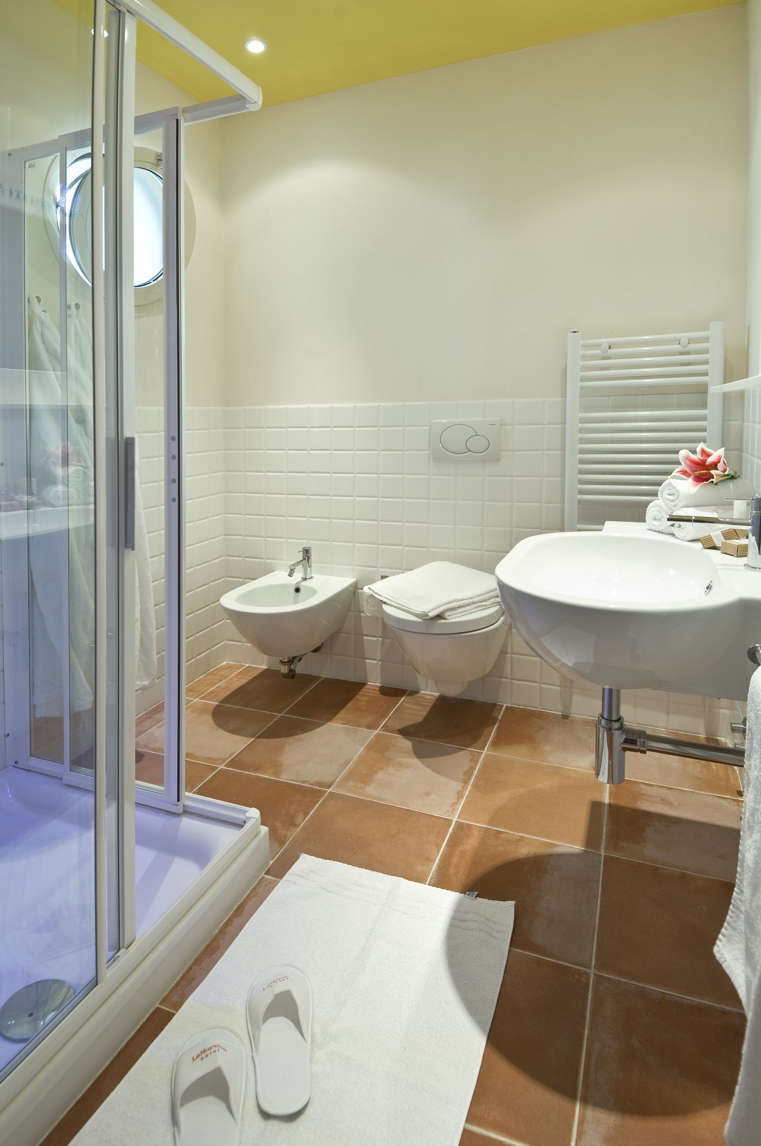 junior suite | bathroom | shower, free toiletries, hair dryer, towels