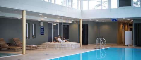 Piscina coperta, lettini