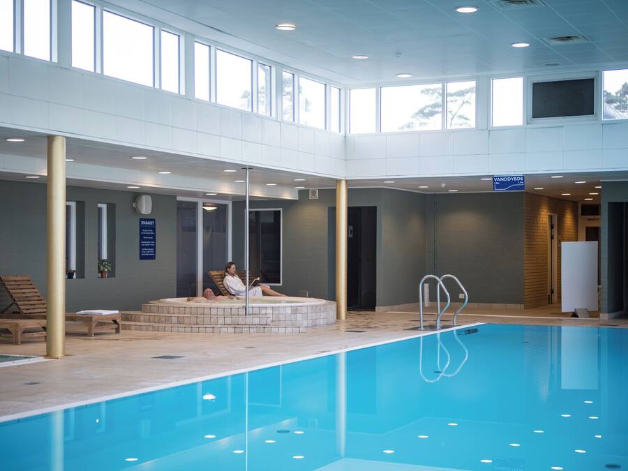 Kolam renang tertutup, kerusi lepak pantai