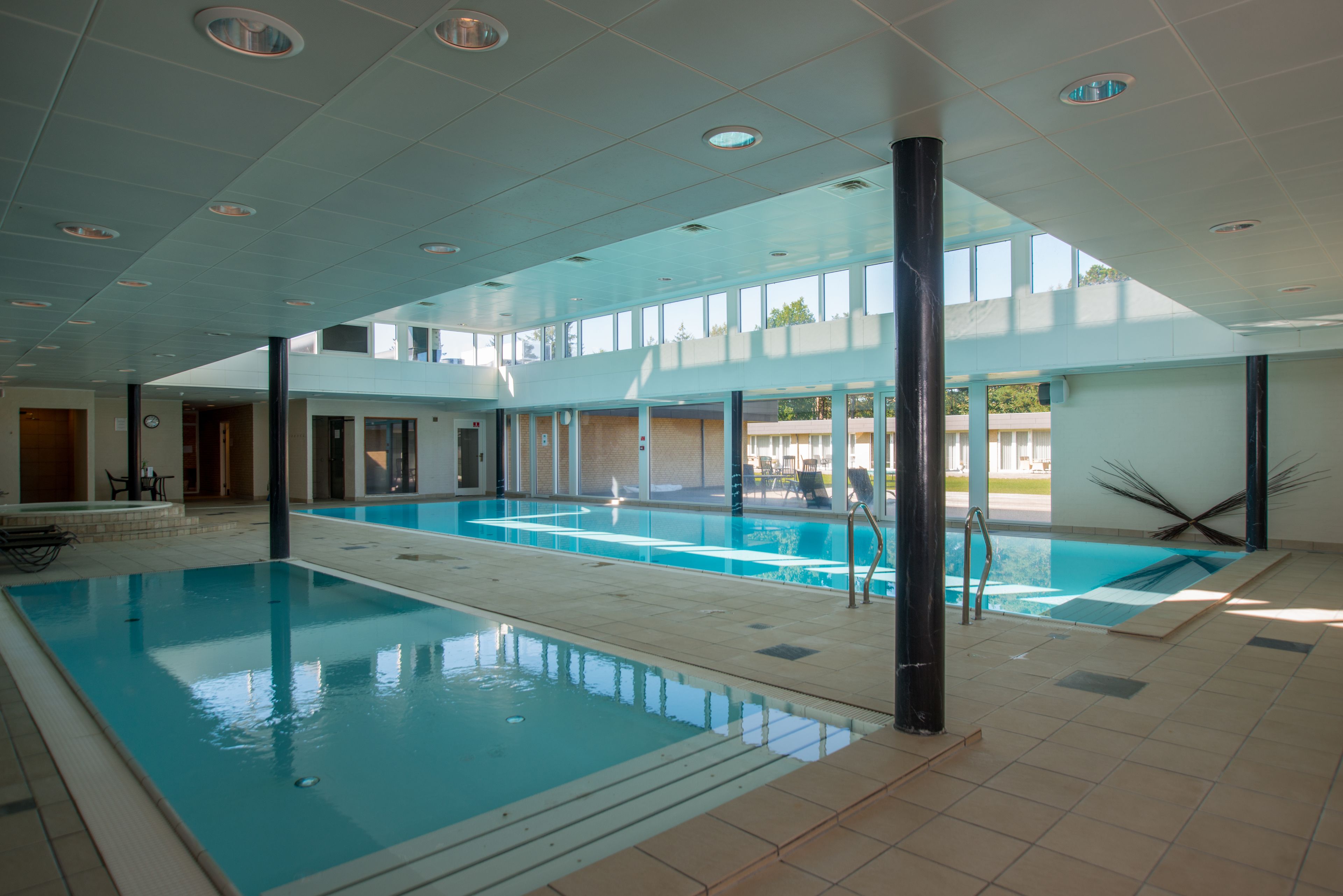 Kolam renang indoor, dengan kursi berjemur