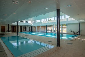 室內泳池；躺椅