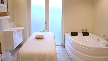 Couples treatment room(s), sauna, hot tub, steam room, body treatments