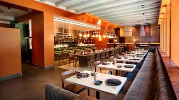 Petit déjeuner, déjeuner, dîner et brunch servis sur place