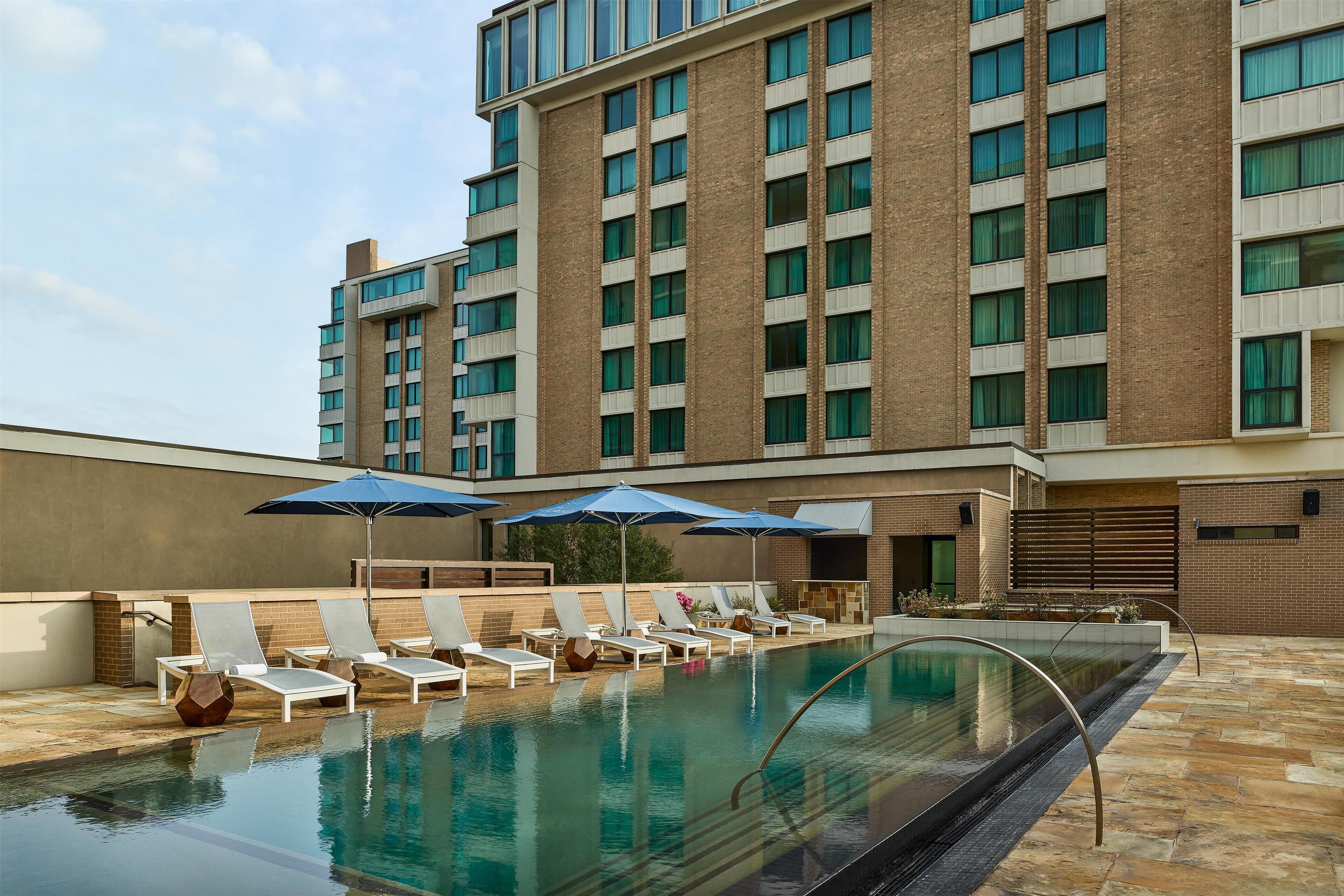 Een buitenzwembad, zwembadcabana's (toeslag), ligstoelen bij het zwembad