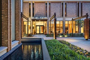 Un sauna, tratamientos corporales, masajes con piedras calientes