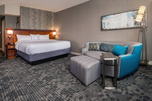 In-room safe, desk, laptop workspace, blackout drapes - Courtyard by Marriott Gaithersburg Washingtonian Center (Gaithersburg)