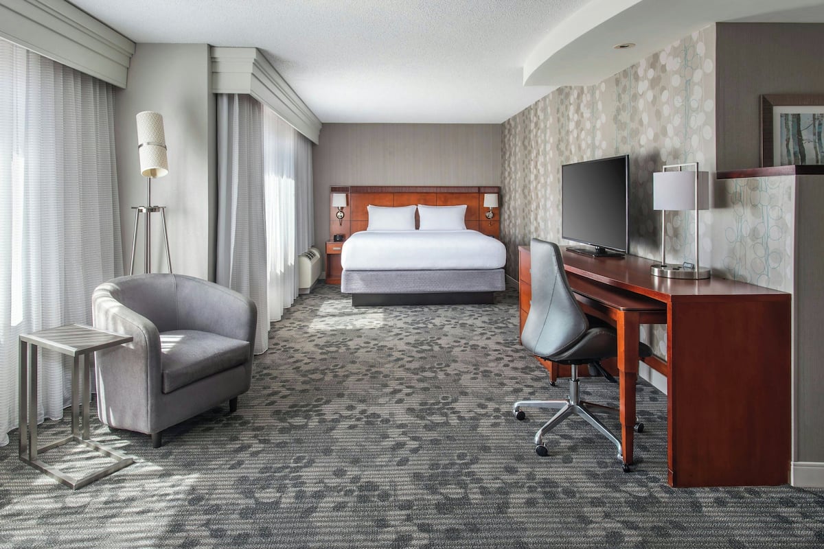 Executive Room, 1 King Bed with Sofa bed, Non Smoking | In-room safe, desk, laptop workspace, blackout drapes