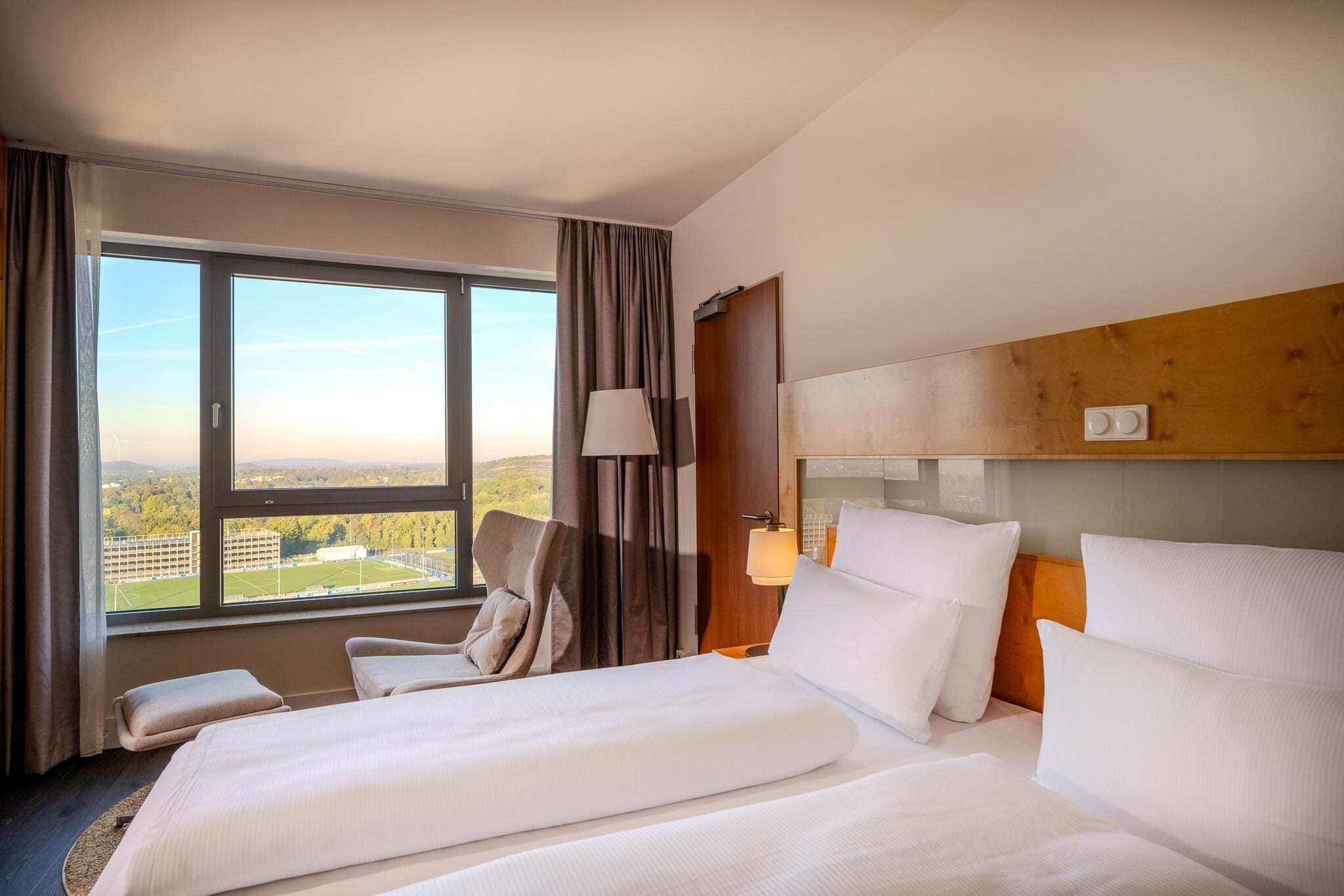 Literie hypoallergénique, coffres-forts dans les chambres, bureau