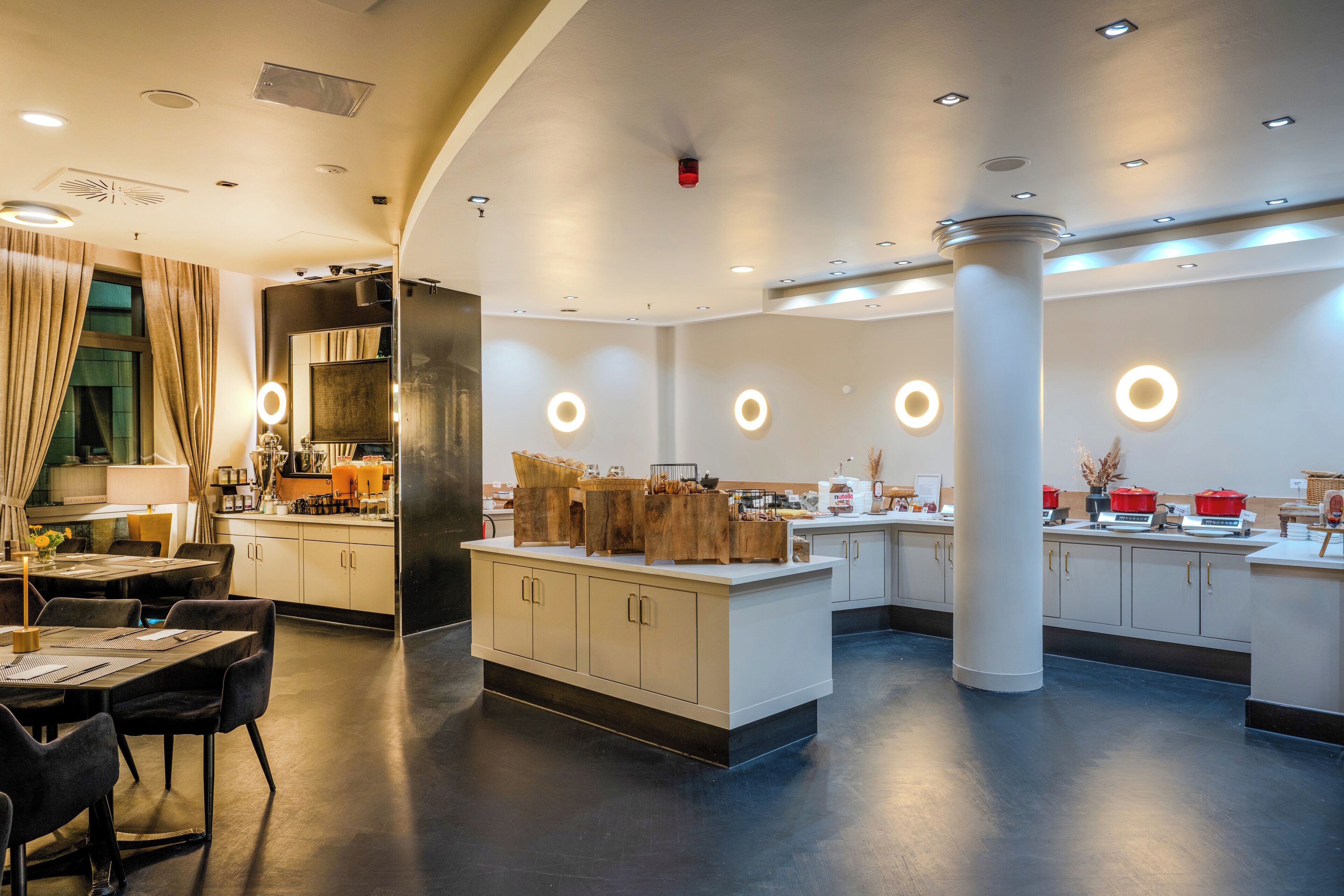 Petit déjeuner buffet (19 EUR par personne)