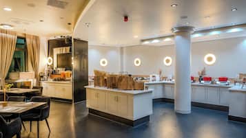 Tägliches Frühstücksbuffet (19 EUR pro Person)