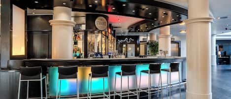 Serves lunch and dinner