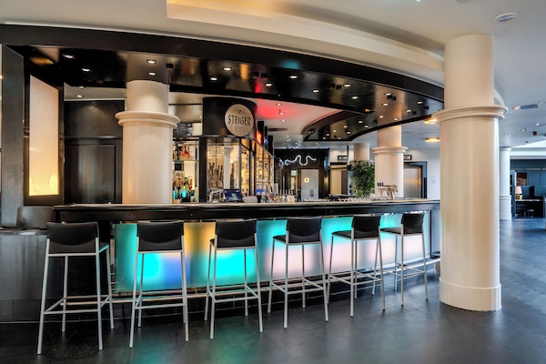 Serviert Mittagessen und Abendessen