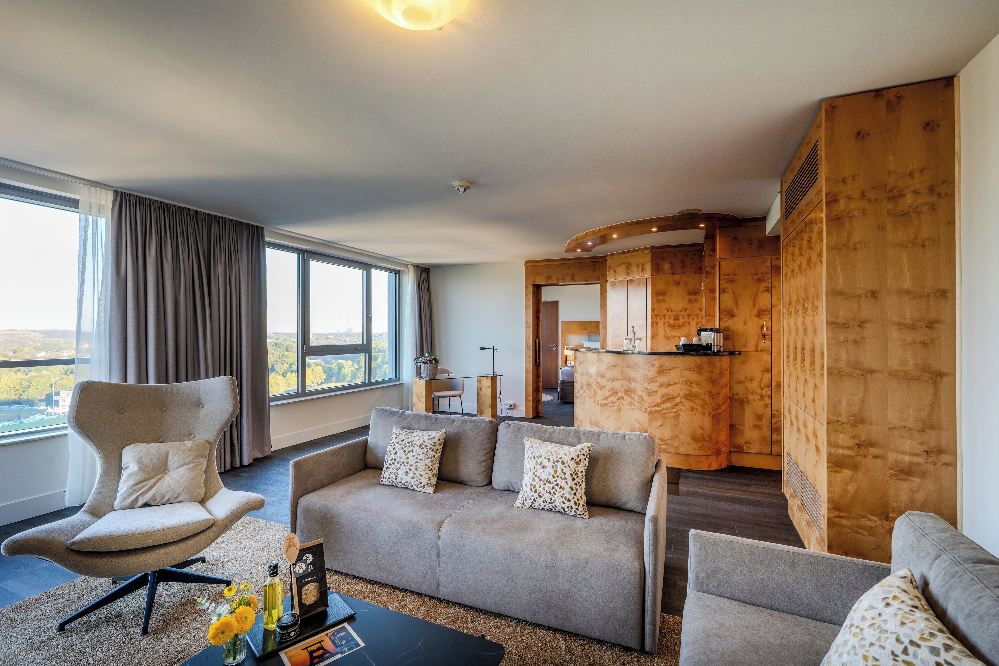 Suite (Arena View) | Allergikerbettwaren, Zimmersafe, Schreibtisch