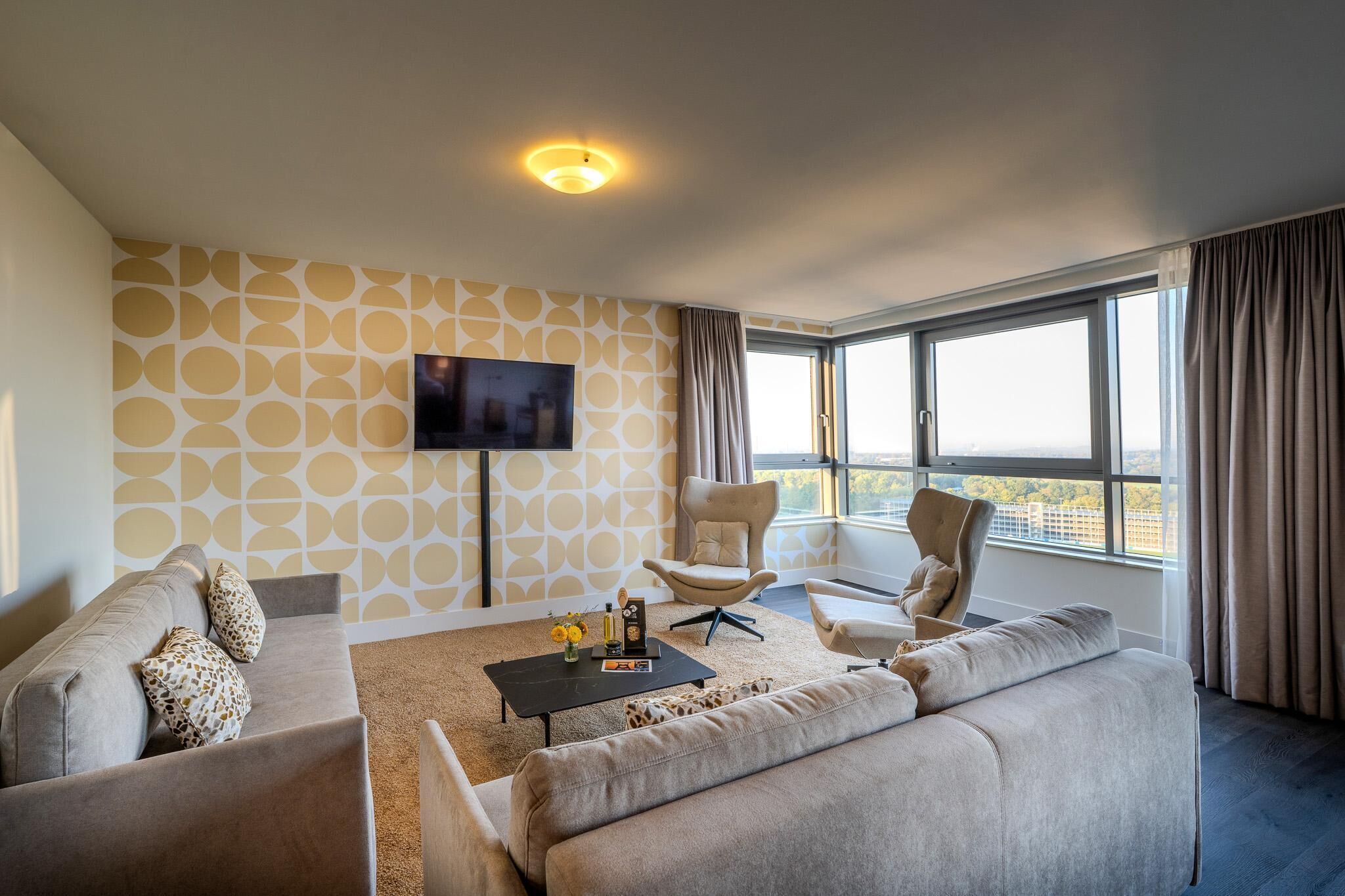 Hypo-allergenic bedding, in-room safe, desk, laptop workspace