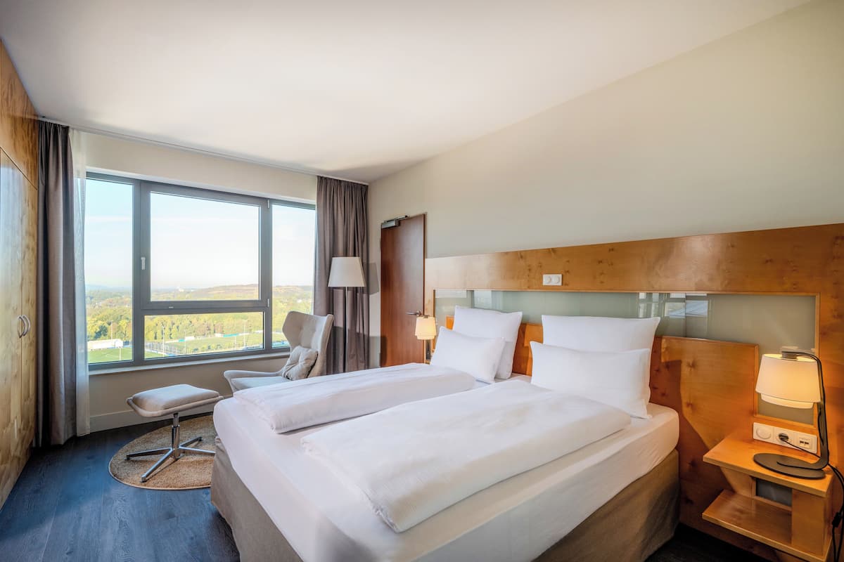 1 sovrum, allergitestade sängkläder och värdeförvaringsskåp på rummet