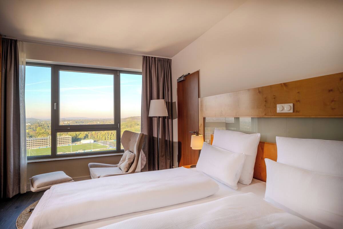 Hypo-allergenic bedding, in-room safe, desk, laptop workspace