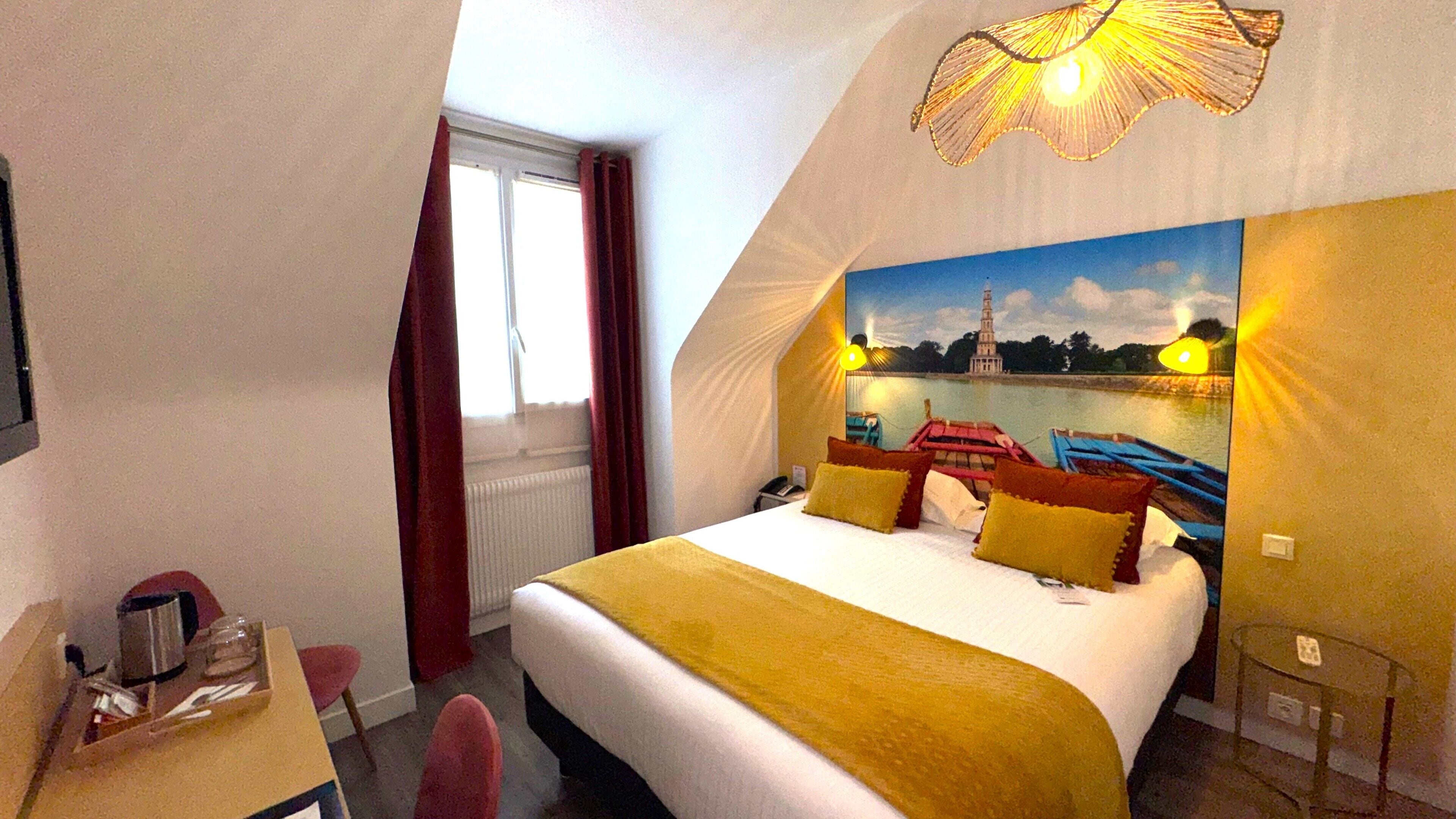 Standard Room, 1 Katil Ratu (Queen), Non Smoking | Peralatan tempat tidur premium, bar mini, peti besi dalam bilik, meja 