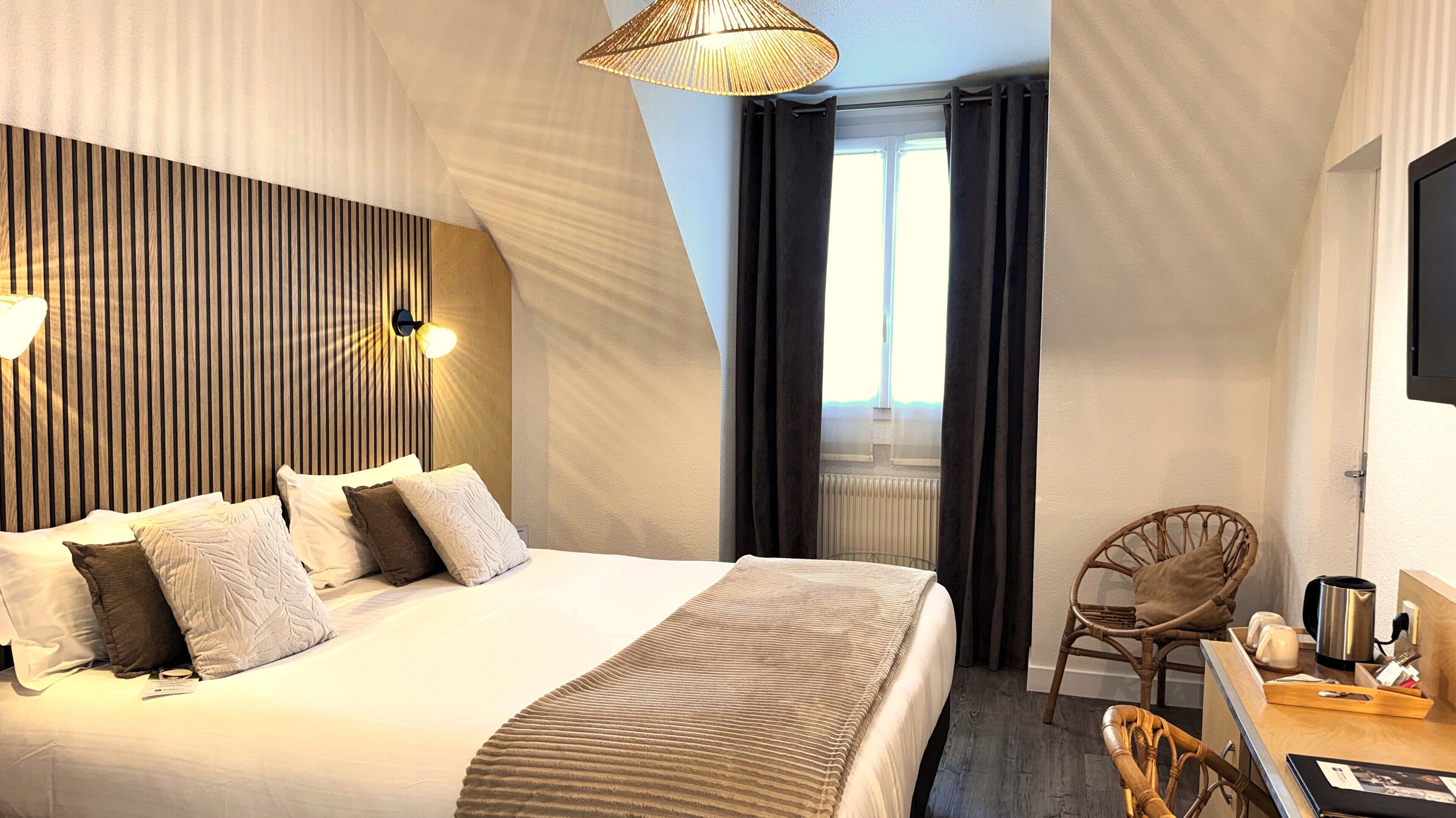 Habitación superior, 1 cama de matrimonio grande, no fumadores | Ropa de cama de alta calidad, minibar, caja fuerte y escritorio