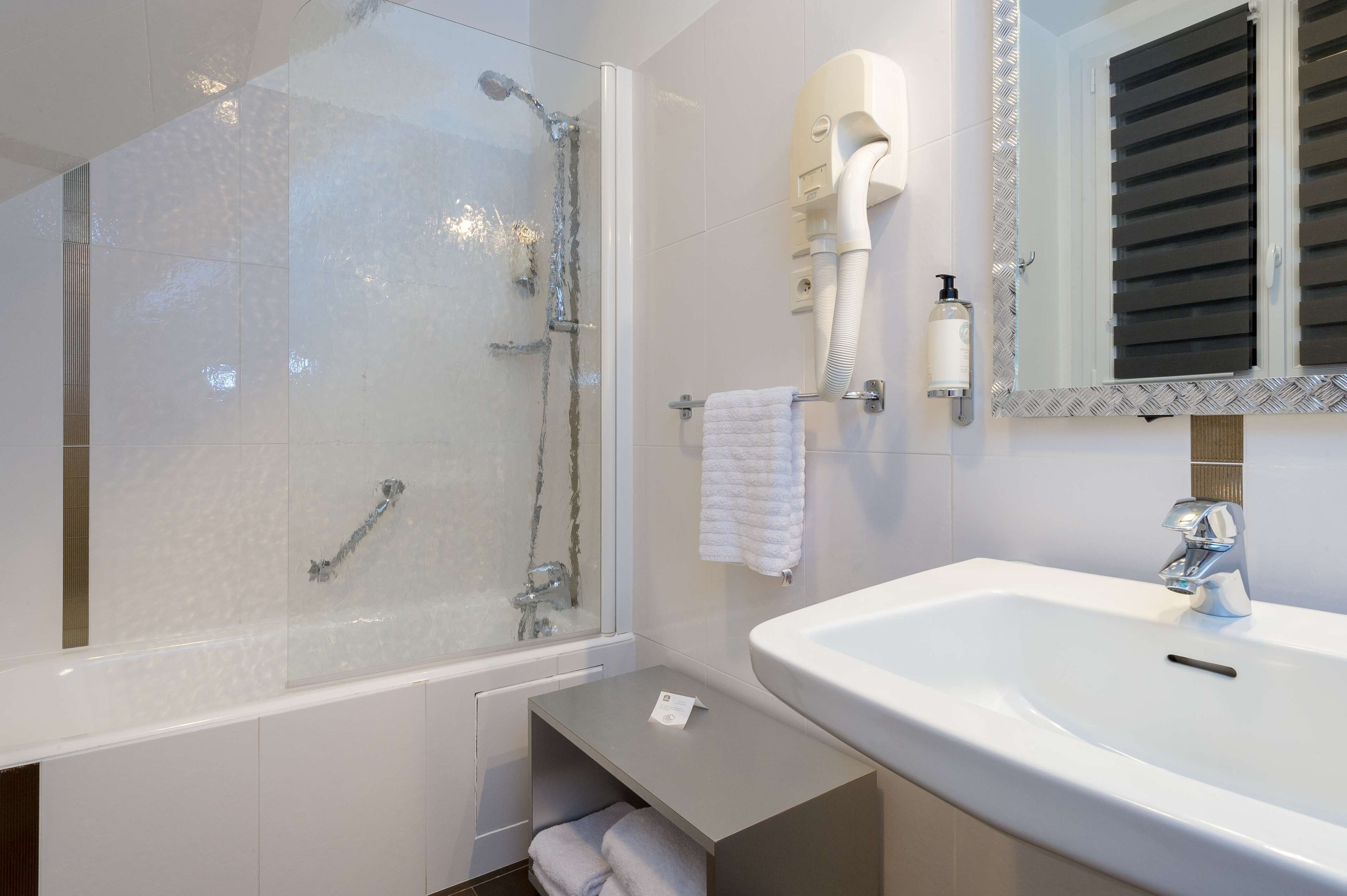 superior room, 1 king bed, non smoking | premium bedding, minibar, in-room safe, desk