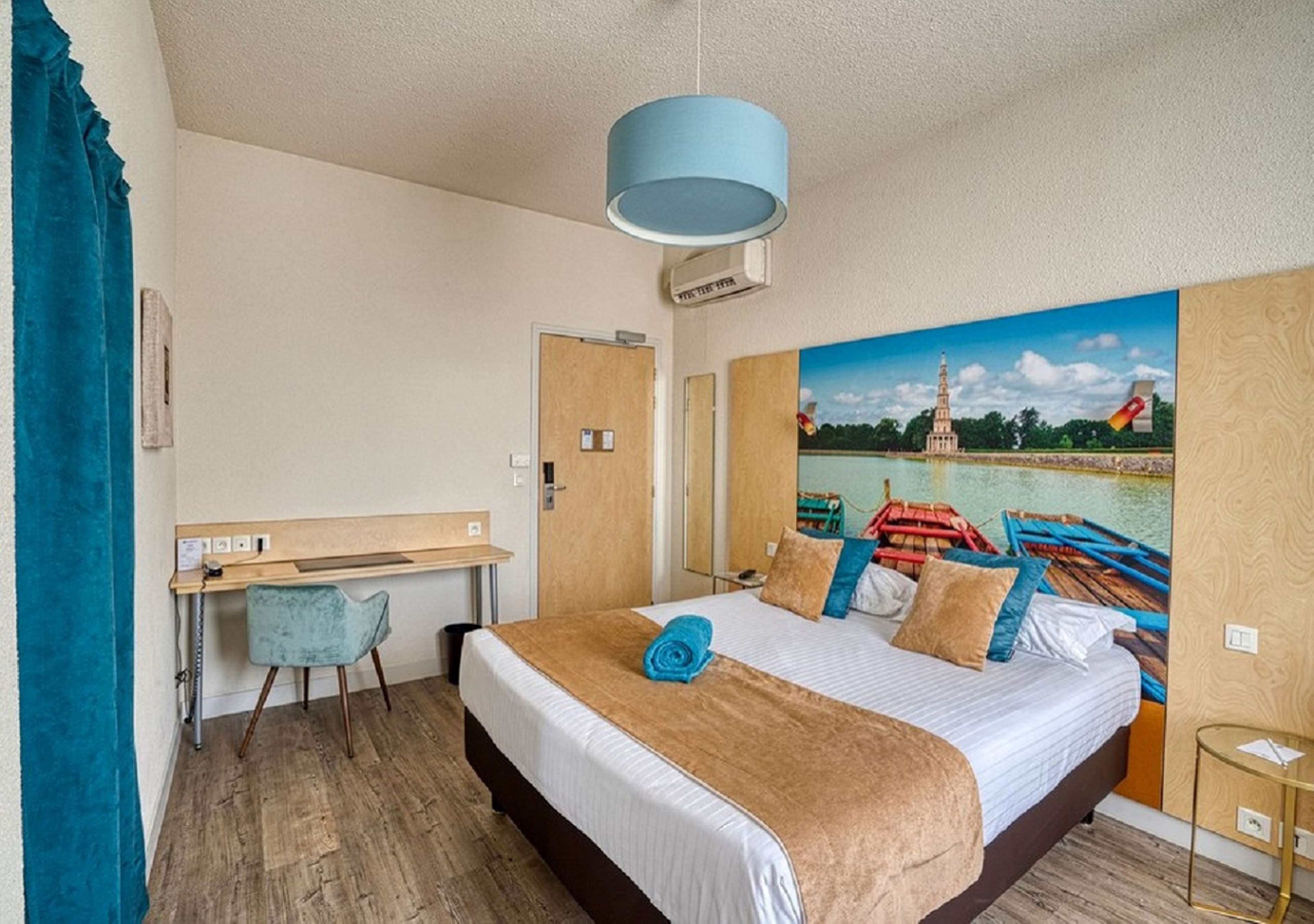 standard room, 1 queen bed, non smoking | premium bedding, minibar, in-room safe, desk