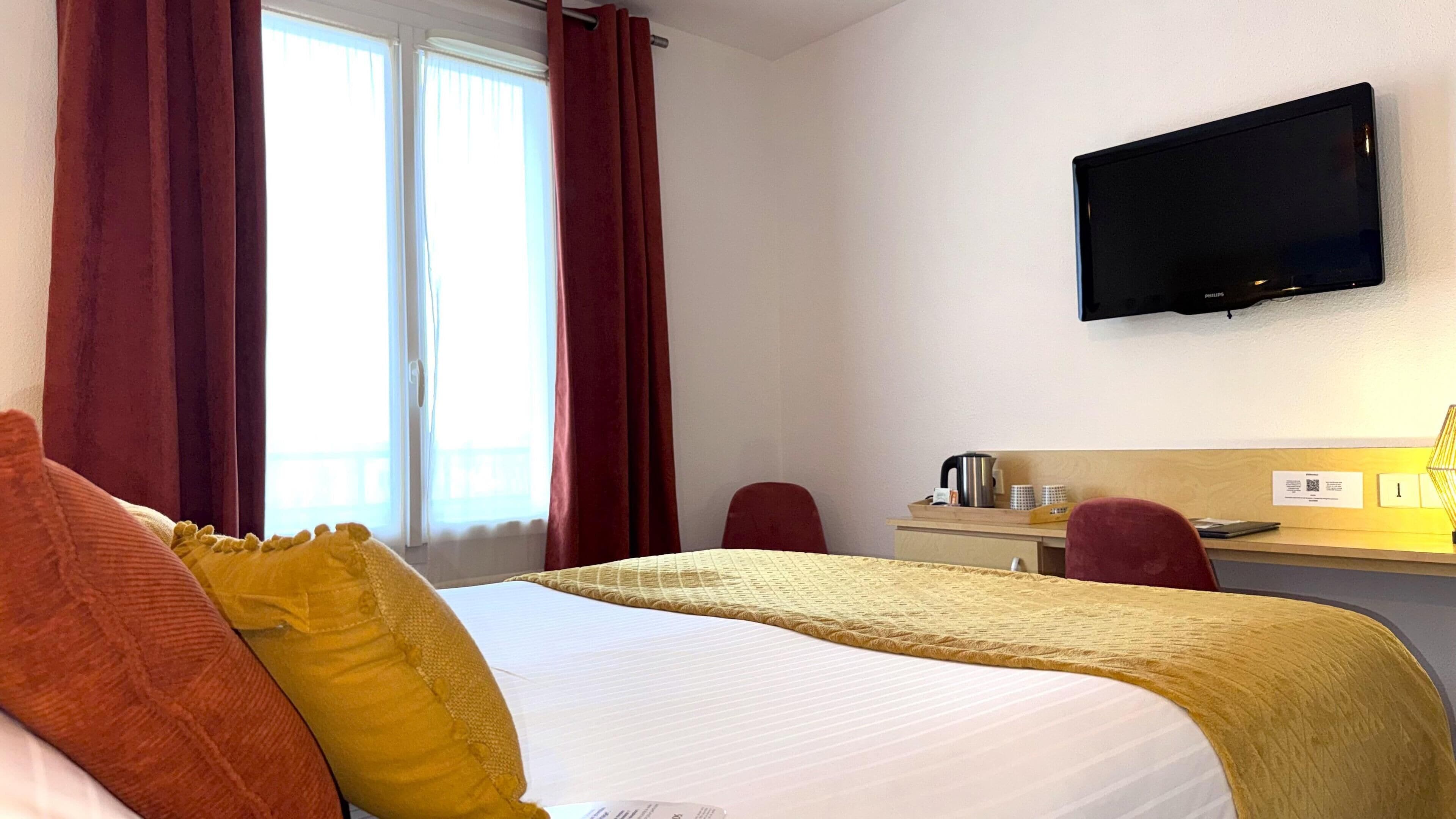 Standard Room, 1 Queen Bed, Non Smoking | Premium bedding, minibar, in-room safe, desk