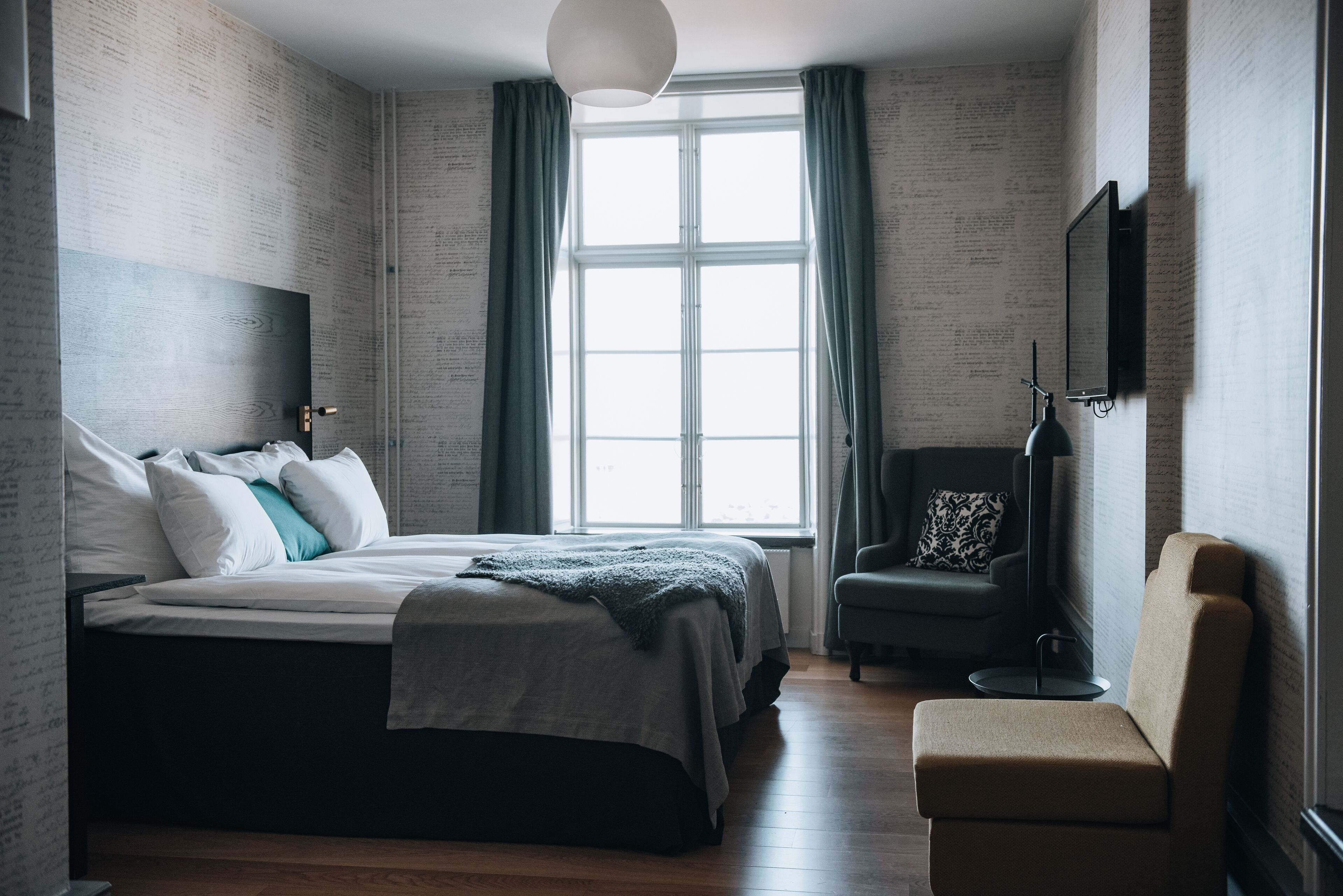 suite, 1 queen bed, non smoking | 1 bedroom, down duvets, minibar, in-room safe