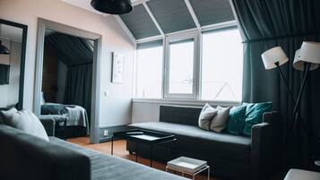 Suite, 1 queensize-seng, ikke-røyk | Dundyner, minibar, safe på rommet og skrivebord