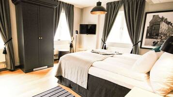 Deluxe dubbelrum - 1 queensize-sÀng - icke-rökare | DuntÀcken, minibar, vÀrdeförvaringsskÄp pÄ rummet och skrivbord