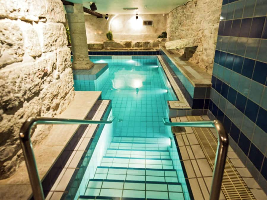 Indendørs pool