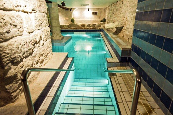 Piscine intérieure