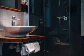 Superior Double Room, Non Smoking | Bathroom | Hair dryer, towels, soap, shampoo