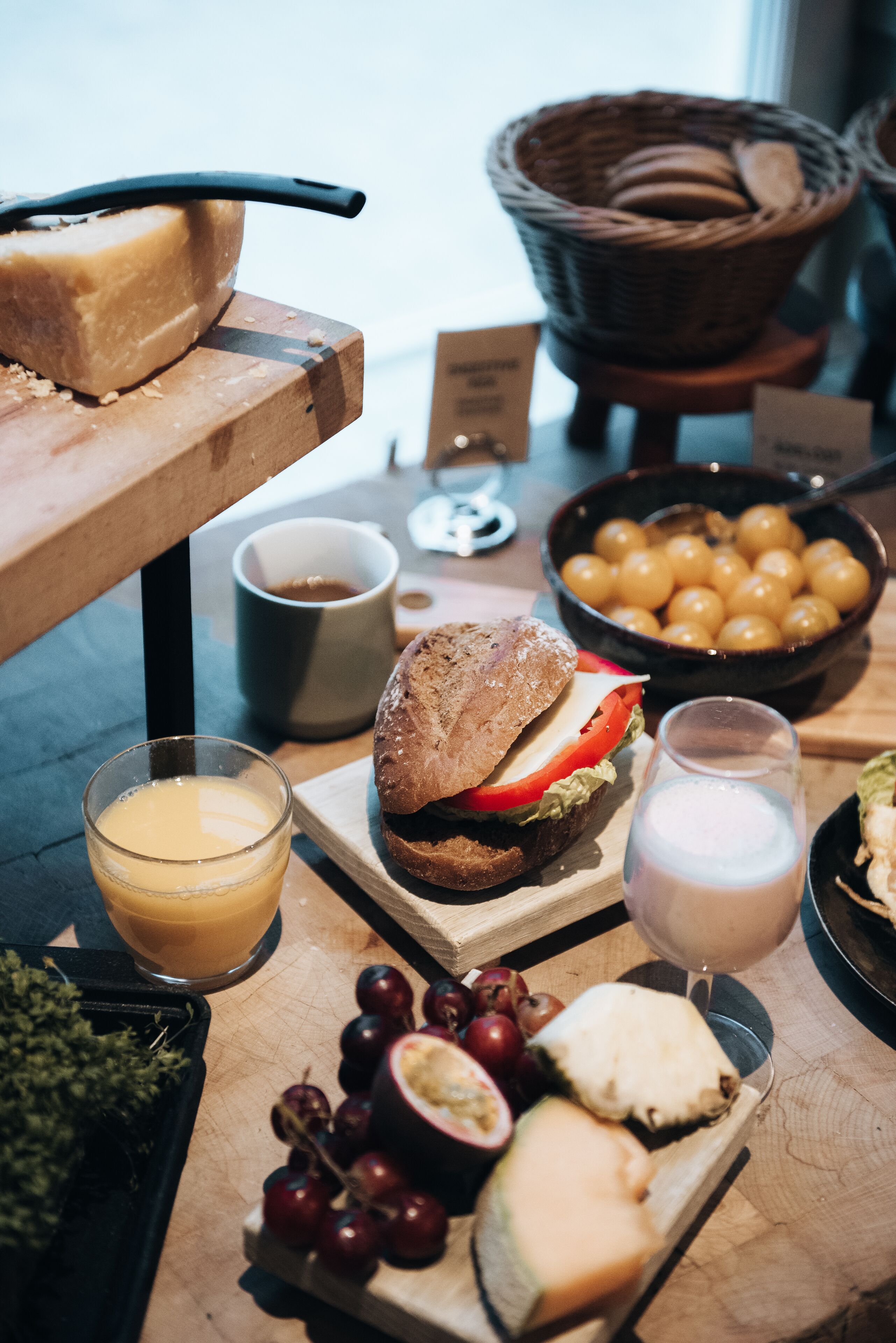 Un bufé de desayuno con diversas opciones de comida y bebidas.