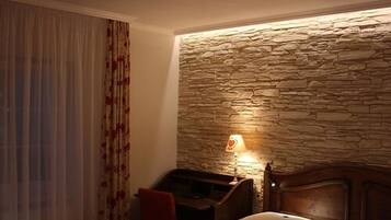 Coffres-forts dans les chambres, bureau, Wi-Fi gratuit, draps fournis