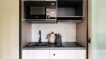 Estudi en suite Deluxe | Cuina privada | Frigorífic petit, cafetera exprés i cafetera i tetera