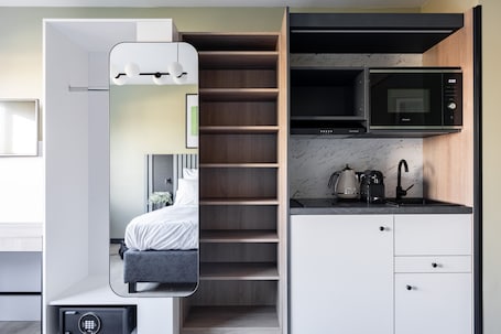 Frigobar, cafetera expreso, cafetera/tetera, tetera/pava eléctrica