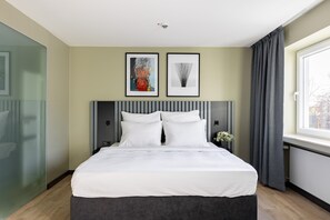 Studiosuite – deluxe | Sengetøy av topp kvalitet, safe på rommet og skrivebord