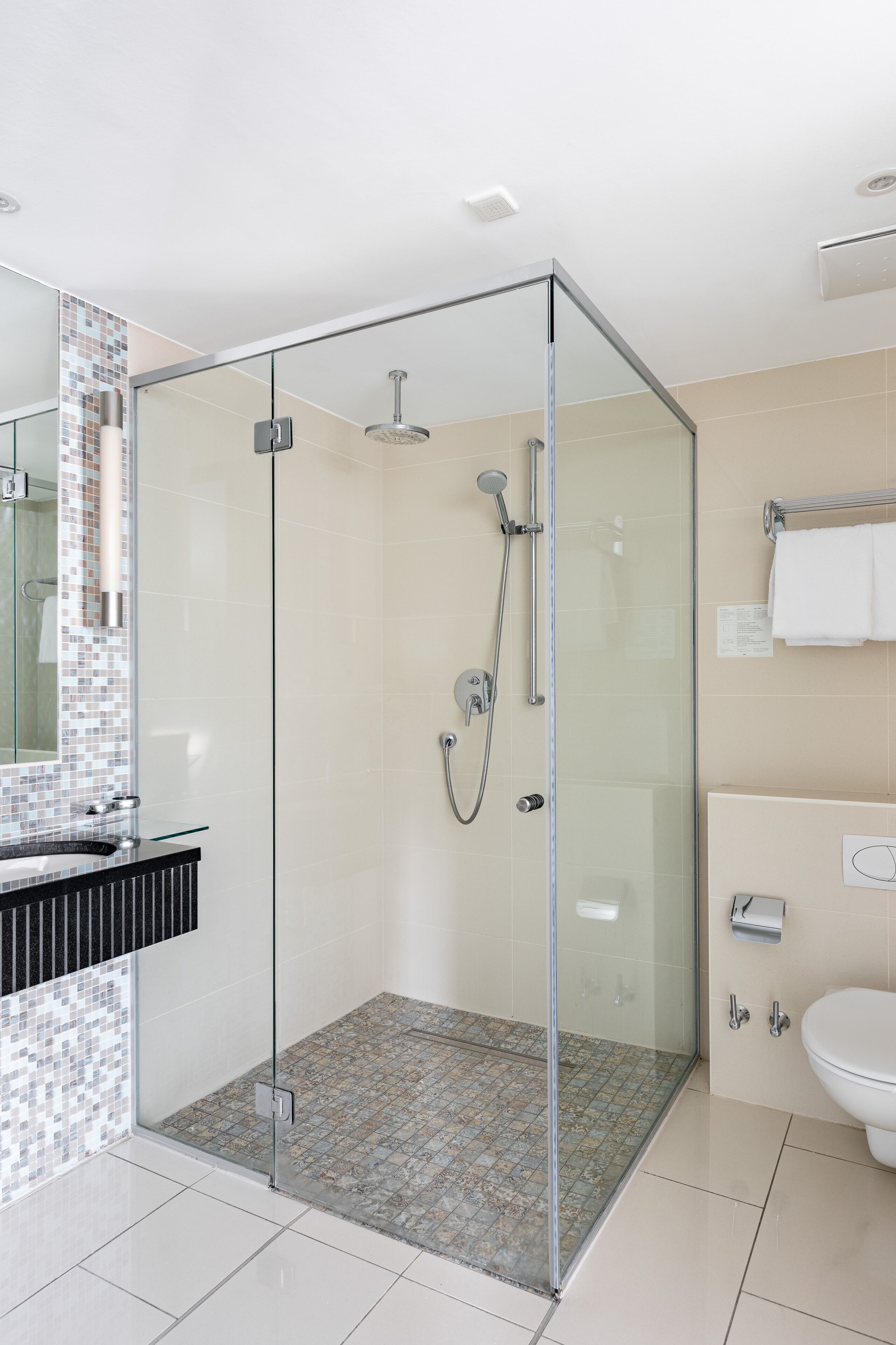 Large Studio with Kitchenette | Bathroom