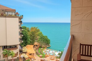 Deluxe Premium Sea View | Terrace/patio - Garden Cliff Resort and Spa (Pattaya)