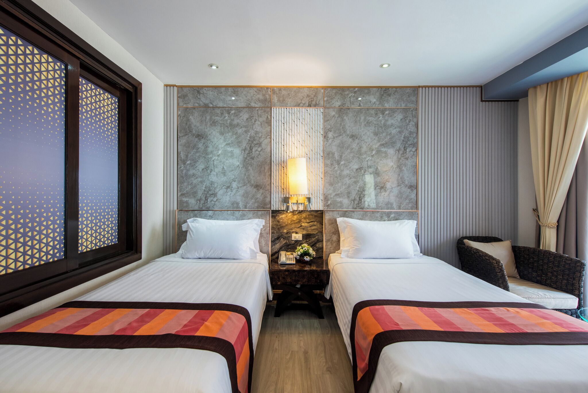 Habitación Premier | Minibar, caja de seguridad en la habitación y muebles diferentes 